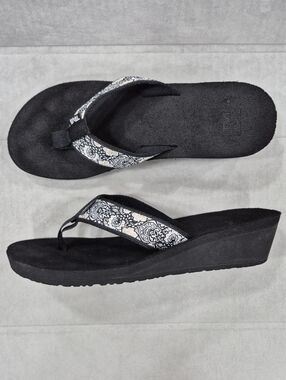 Teva wedge flip flop sandals women's 10 black floral metallic fabric print